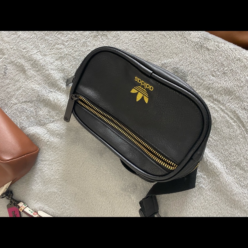 Adidas fanny pack. used but in great condition